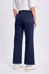 Pantalón de jean de corte ancho color azul oscuro.