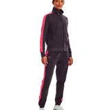 Equipo deportivo Under Armour de mujer, compuesto por campera con cierre y pantalón de jogging. La campera es de cuello alto y tiene el logo de la marca en el pecho. El pantalón tiene cintura elástica con cordón ajustable.