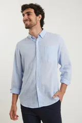 Camisa celeste de lino y algodón, de manga larga con cuello abotonado y bolsillo en el pecho.