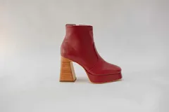 Botines negros de cuero con plataforma y tacón cuadrado. Cierre con cremallera lateral.