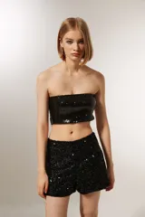 Top strapless negro con lentejuelas.