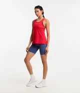 Musculosa deportiva roja de microfibra con perforaciones y espalda estilo nadador.