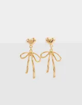 Aros colgantes largos dorados con dije de corazón y dije de moño.