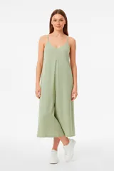 Mono largo color verde claro, de breteles finos, corte holgado y escote en V.