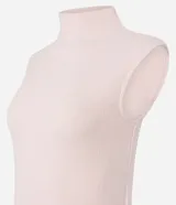 Blusa sin mangas femenina confeccionada en tejido Rib, con cuello alto.
