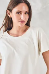 Remera blanca de algodón peinado con corte recto y mangas cortas.