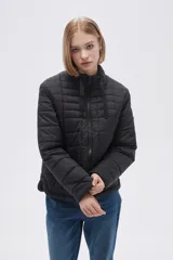 Campera puffer negra con cuello mao y cierre frontal con cremallera.