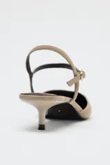 Zapato destalonado de ante color beige con tacón kitten y pulsera al tobillo con hebilla.