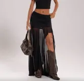 Falda larga negra de tiro bajo, con frunce en la cintura y abertura lateral. Confeccionada en tejido de red semitransparente.
