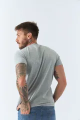 Remera de hombre con diseño a rayas en color block, escote redondo y logo estampado.