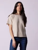 Remera color beige de modal suave, marca Cable & Gauge, con cuello redondo y mangas cortas.