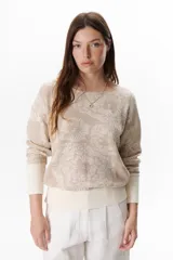 Sweater azul con estampado de flores blancas y puños blancos.