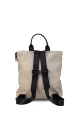 Mochila negra de nylon capitoneada con bolsillo principal con cierre, dos bolsillos frontales con cierre y asa superior.