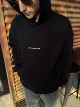 Canguro negro de algodón con capucha, corte oversize y bolsillo tipo canguro. Estampa bordada en el pecho con la palabra "BOHEMIANDESIGN".