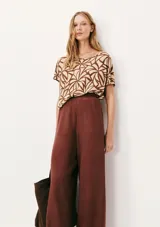 Blusa de viscosa con estampado de rayas verticales en azul marino y blanco, de corte holgado y mangas cortas.