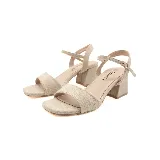 Sandalias beige con taco cuadrado y tira al tobillo.
