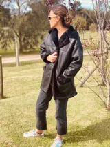 Gamulan de cuero negro con cuello, puños y ruedo de piel sintética negra.