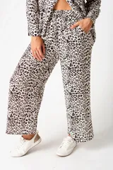 Pantalón palazzo de animal print en tonos beige y marrón, con diseño cómodo y suelto.