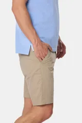Bermuda clásica color beige confeccionada en algodón con elasticidad, con bolsillos laterales y detalle en bolsillo trasero.