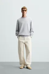 Sweater negro de algodón con cuello redondo y mangas largas. Tiene un acabado lavado con efecto desgastado y rib en cuello, puños y bajo.