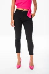 Pantalón negro de corte recto con terminación en el tobillo, bolsillo delantero funcional y falso bolsillo trasero.