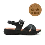 Sandalias de cuero negro con plataforma baja y tiras cruzadas.