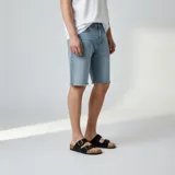 Sandalias negras con doble hebilla y suela de corcho.