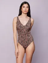 Malla enteriza marrón con estampado animal print, escote en V, copa armada con sujetador interno y forro interno.