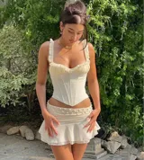 Corset color crema con escote corazón y breteles con volados.