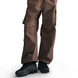 Pantalón largo estilo cargo color chocolate, de corte holgado, con cintura elástica ajustable con cordón, bolsillos laterales con solapa y puños elásticos.