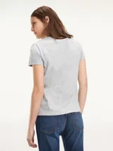 Remera de algodón orgánico color gris con cuello redondo y logo de Tommy Hilfiger bordado en el pecho. Corte clásico de manga corta.