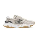 Championes Joma color beige con logo en gris oscuro, confeccionados en piel sintética y textil transpirable. Suela de caucho reciclado con mediasuela de phylon reciclado.