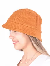 Sombrero tipo bucket de pana acanalada color ladrillo (naranja quemado), con ala corta y flexible.