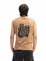 Musculosa color borgoña con estampado frontal con la frase "Chill Out" en color blanco. Corte holgado y sin mangas.