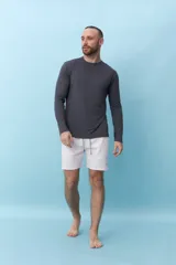 Short de baño color rosa claro con finas rayas verticales blancas, bolsillos laterales y cordón ajustable en la cintura.