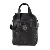 Bolso matero negro con estampado camuflado, confeccionado en poliéster. Cuenta con acceso de cierre doble, dos bolsillos externos con cierre, un bolsillo interno con cierre y dos bolsillos internos abiertos. Tiene correa regulable, asas fijas y compartimentos para notebook y matero.