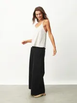 Musculosa negra con breteles finos y encaje en el escote.