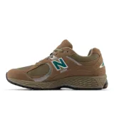 Championes New Balance U2002 color chocolate con detalles en verde azulado y plateado.