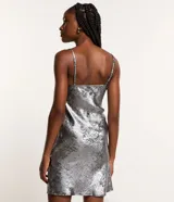 Vestido corto plateado de crepé metalizado con escote drapeado y tirantes finos.