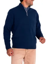 Sweater color beige de cuello alto con medio cierre, confeccionado en hilado italiano que combina lana extrafina y cashmere.