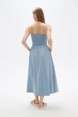 Vestido largo celeste de algodón con breteles finos, cuerpo superior fruncido con elástico y falda evasé.