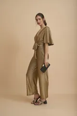 Top dorado con escote en V, mangas cortas tipo kimono y lazo para atar en la cintura.