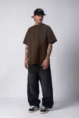 Jean de denim color celeste claro con efecto lavado y zonas blanqueadas, de corte extremadamente ancho y tiro medio-alto.