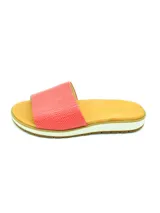 Sandalia blanca con capellada de cuero y suela de plataforma color caramelo.