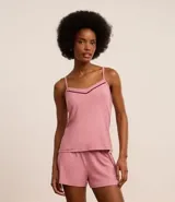 Conjunto de pijama compuesto por un top de breteles finos con detalle de bies contrastante en el escote y un short con cintura elástica.