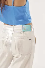 Pantalón de jean plateado con efecto metalizado, corte wide leg y bolsillos cargo.