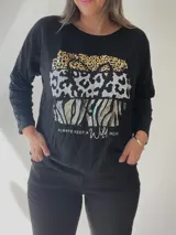 Remera negra de algodón con estampado de animal print en dorado, plateado y gris.
