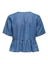 Camisa de denim celeste con lazo. Diseño de cuello camisero, mangas cortas tipo box y calce regular. Incluye detalle de lazo y recorte en la cintura.