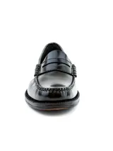 Zapato mocasín de cuero negro lustrado, con detalle de antifaz y costuras en la capellada. Suela con tecnología Bounce de doble densidad para mayor comodidad.