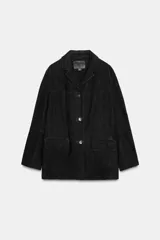 Chaqueta de ante negra con cuello solapa de muescas y manga larga. Tiene bolsillos con solapa en delantero y cierre frontal con botones.